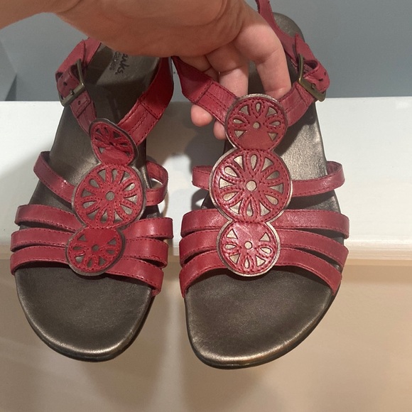 CLARKS Bendables Leather Wedge Sandals Red color Women's Size 11m - Picture 4 of 16